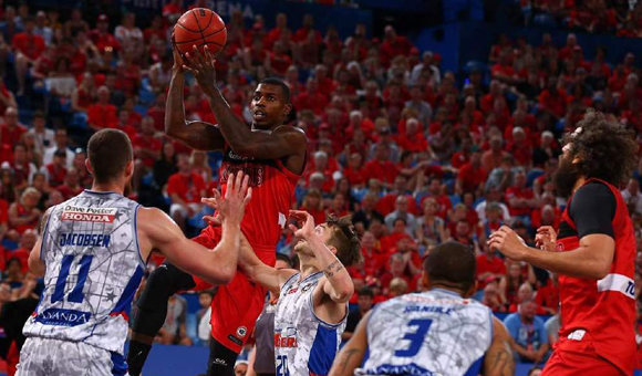 珀斯野猫队 Casey Prather 迎着防守强势上篮，现场气氛热烈，比分牌显示双方分数紧咬