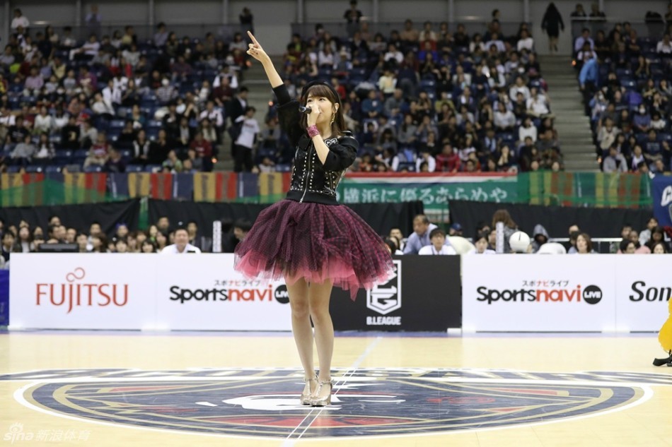 舞台上的柏木由纪身着性感黑色主题迷你裙，随着舞姿摆动，惹火身材一览无遗，嗨爆篮球赛中场