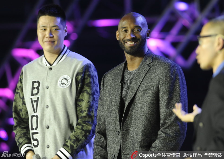 科比心情大好，他弯下腰与充满活力的小球员轻松击掌，传递着对下一代篮球少年的鼓励与期待。