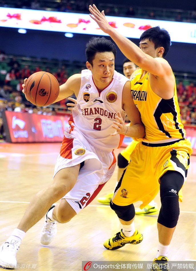 八一内线邹雨宸腾空而起，双手大力灌篮，他用一记重扣向所有人宣告年轻无极限。