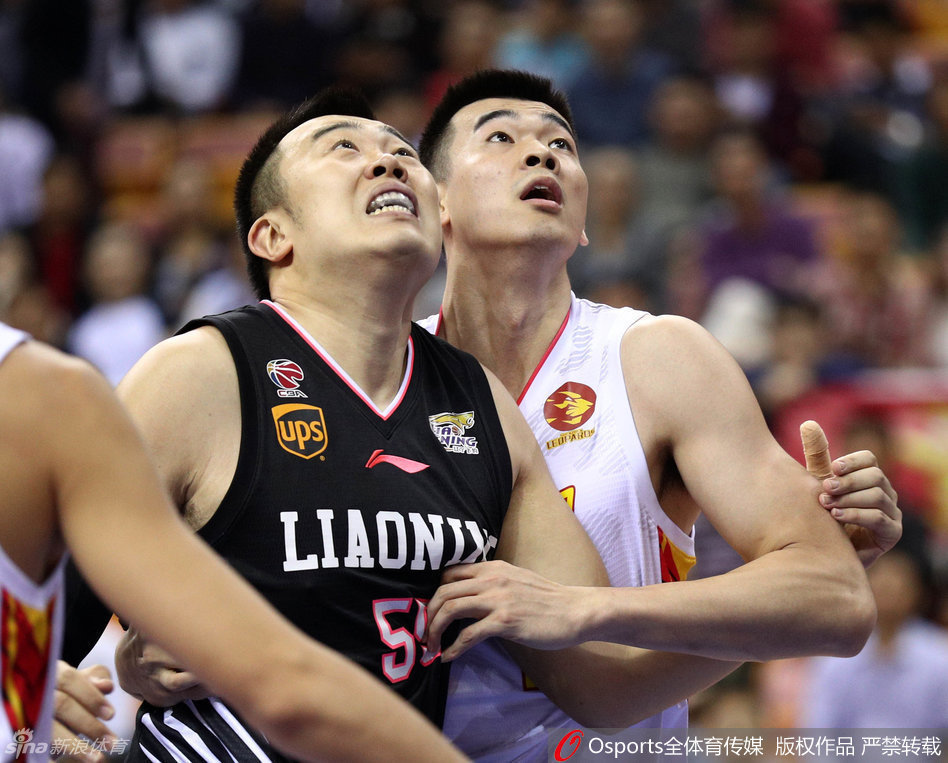 福建队替补席全员神态放松，有的托腮微笑，有的侧身交谈，仿佛场上的激烈争夺与他们无关，正享受着一场轻松的午后篮球派对。