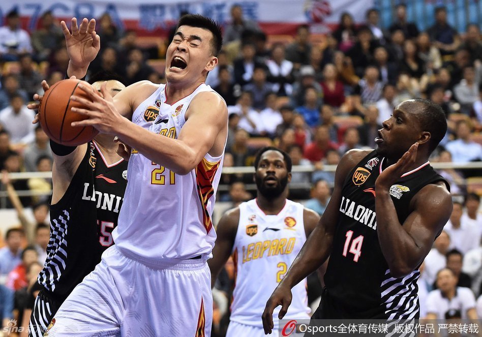 哈德森持球进攻，另一名辽宁队球员则远远地拉开空间，脸上带着一副事不惊的表情，仿佛在说：兄弟你手感这么烫，我可得离你们远点，别把防守人带过来，就看你的了。