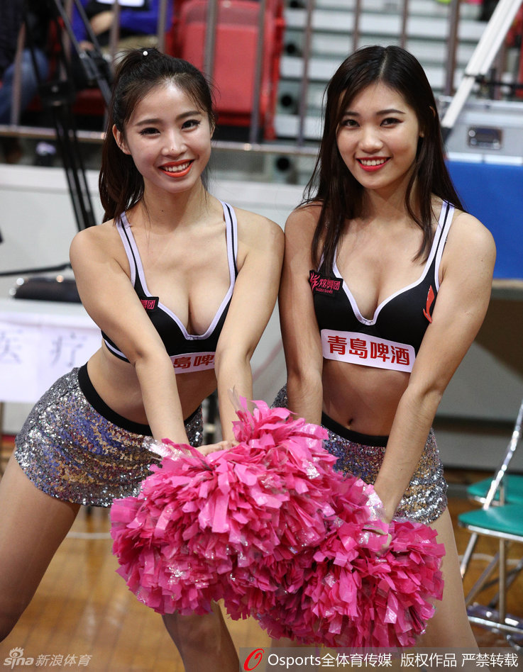 这位宝贝一头长发如瀑，在动感的节奏中肆意飞舞。她身姿挺拔，动作利落帅气，展现出篮球宝贝特有的健康力量与飒爽英气。