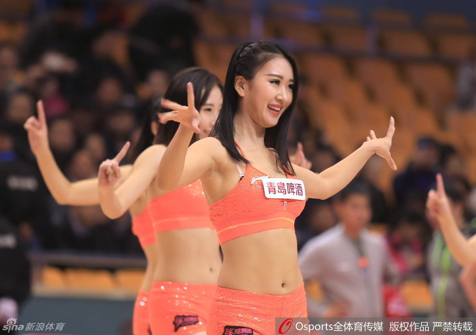 随着音乐律动，宝贝一个华丽转身，裙摆轻轻飘起。她回眸一笑，眼神中带着一丝俏皮与灵动，仿佛在与看台上的球迷进行一场无声的互动。