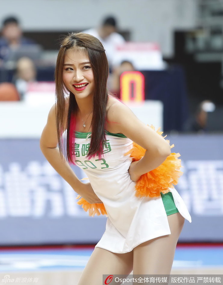 近距离特写下，宝贝的五官显得格外精致。她眼神深邃而专注，轻轻一甩秀发，瞬间定格成一幅充满魅力的画面，展现出东方女性的独特韵味。