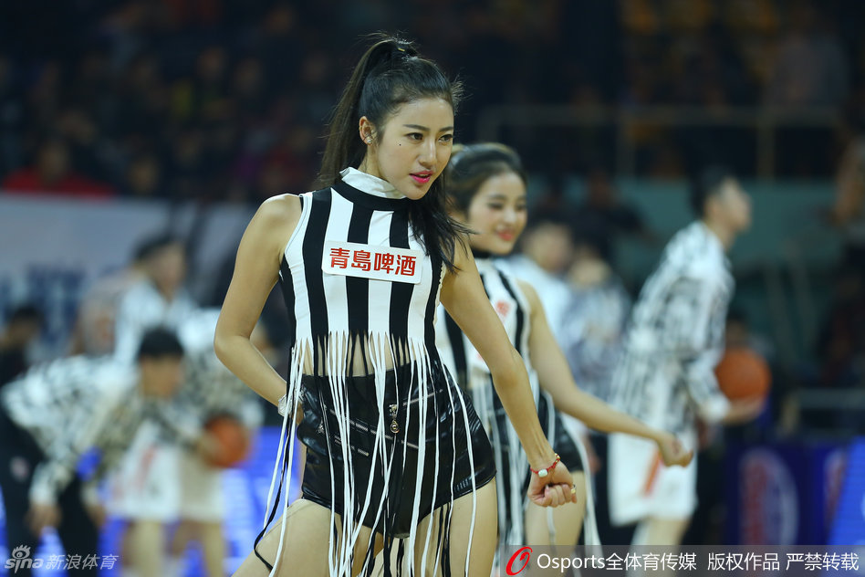 即使是在候场的间隙，宝贝们之间也充满了温馨的互动。两人相视而笑，眼神中流露出姐妹般的真挚情谊，这份在赛场边建立的友谊同样珍贵而美好。