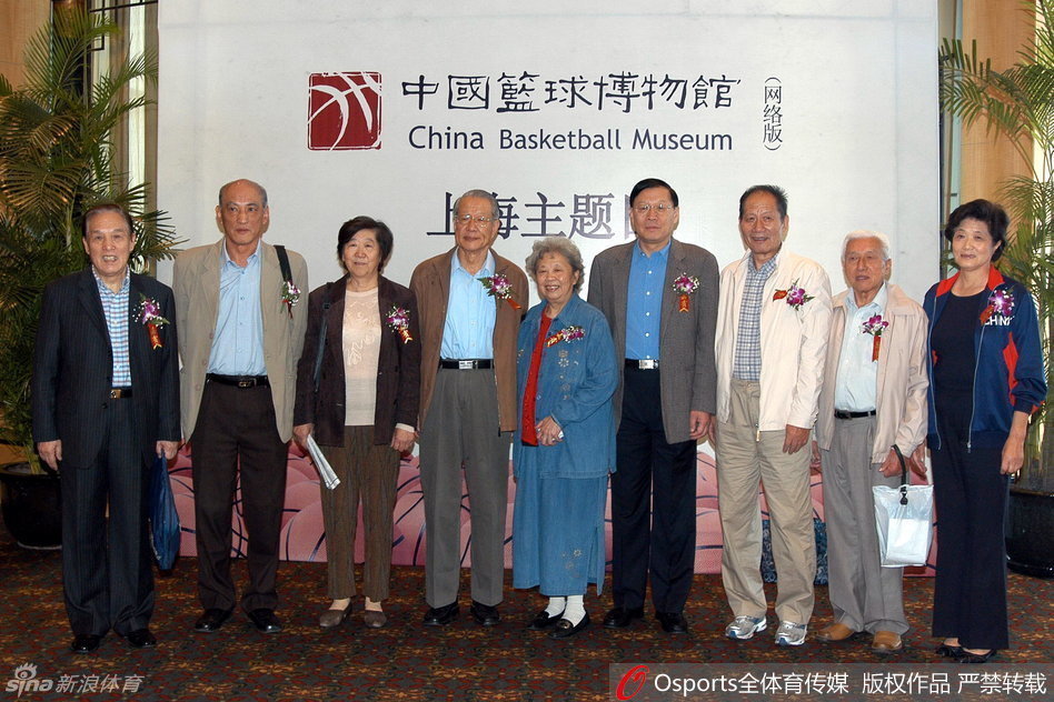 这是一幅令人动容的画面，年迈的陈银宝即使身形不再挺拔，但当他站在年轻球员中间指导时，眼神中流露出的专注与慈爱，仿佛在看着当年的自己，篮球的火种在这一刻无声传递。