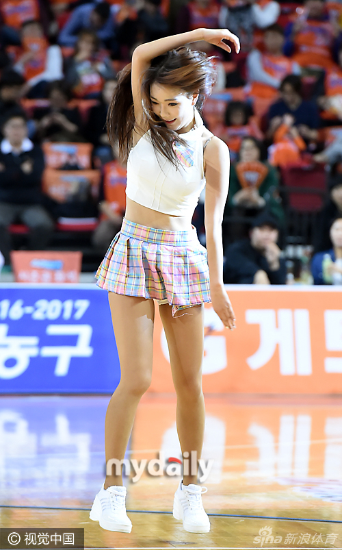 舞台中央，这位身材高挑的舞者正侧身对着镜头，紧身的上衣勾勒出完美的身体曲线，她随着音乐节奏轻轻摆动手臂，虽然只是静态的一瞬，却仿佛能让人听到现场那震耳欲聋的欢呼声。