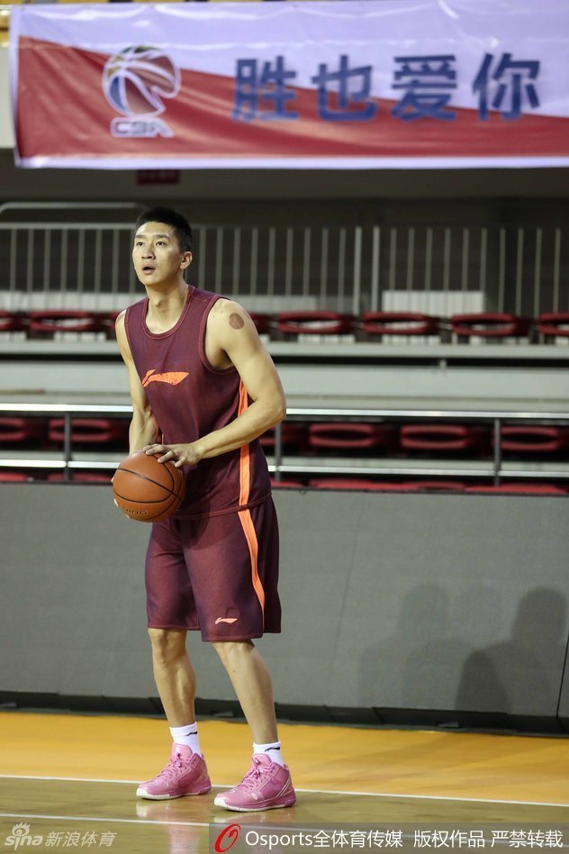 翟晓川搞怪防守孙悦，他张开双臂表情夸张，用特有的激情为训练增添欢乐气氛