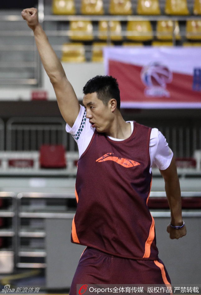 翟晓川展示运球技巧，动作虽不花哨但充满力量感，脸上带着顽皮的笑意