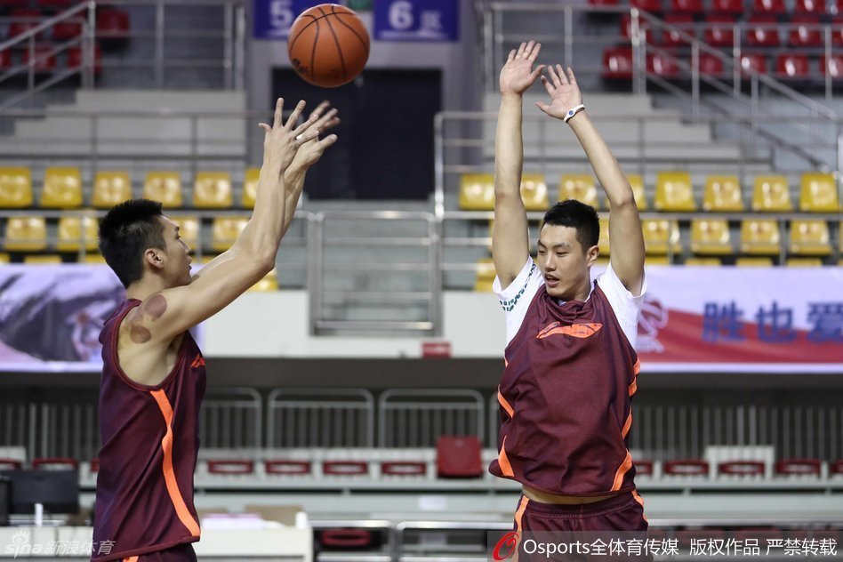 方硕神态轻松地出现在训练场，作为后场新星，他正以平和心态迎接挑战