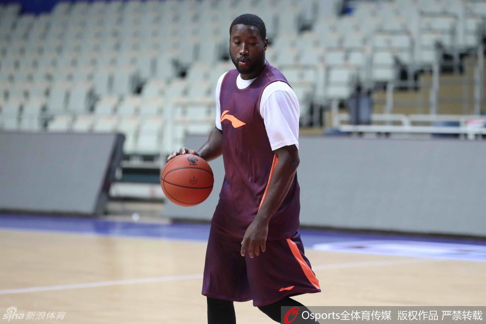 易建联在中距离完成跳投，身体在空中完全舒展，手指轻柔地指向篮球飞出的方向，球在空中划出一道美妙的弧线。