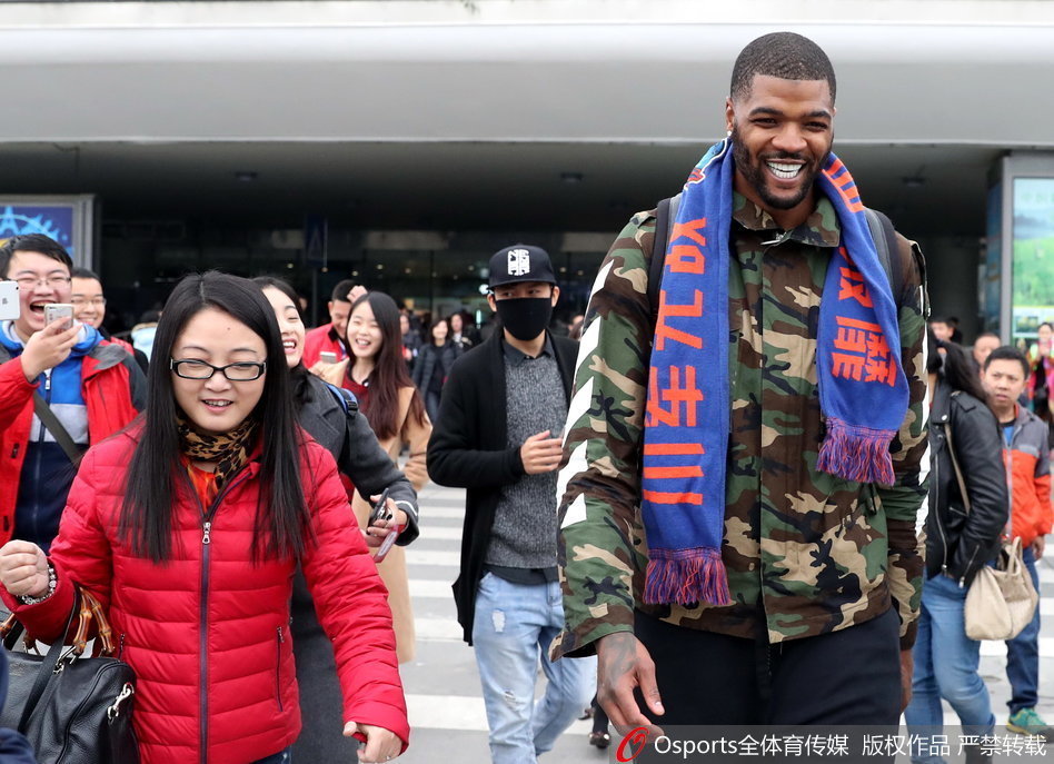 四川省体育馆内灯火通明，人声鼎沸，约什·史密斯高高跃起，送出一记势大力沉的盖帽，主场球迷全部起立，振臂欢呼，氛围达到顶点。