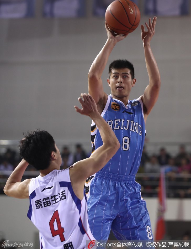 大圣孙悦犹如天降神兵,长臂舒展间完成关键抢断,随后持球一条龙直捣黄龙,眼神中透着睥睨天下的霸气,将攻防一体的统治力展露无遗。