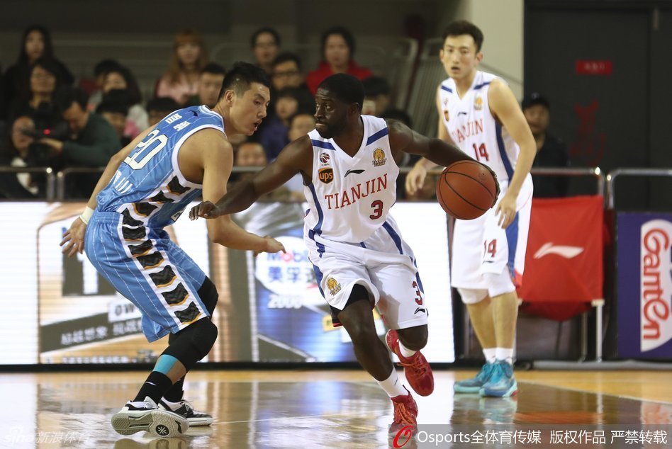 段江鹏在攻防转换间疾速狂奔,接队友传球后顺势挑篮,灵动的身姿与专注的眼神,完美诠释了他在场上每球必争的积极态度。