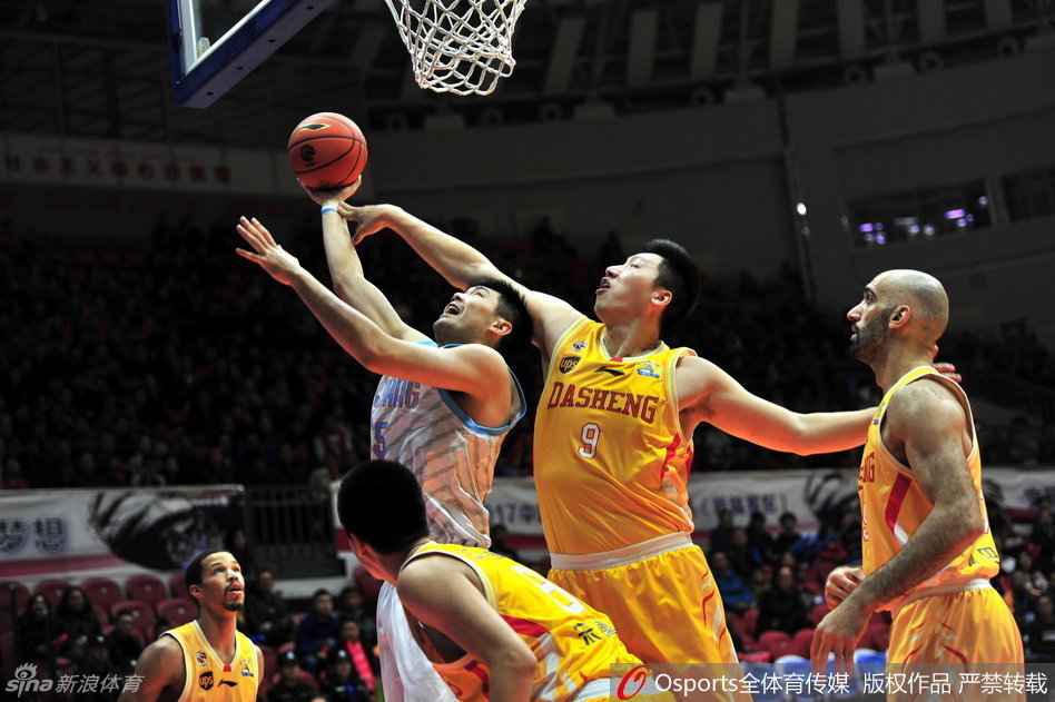 唐正东背身强吃，转身勾手投篮稳稳命中，展现老将风采