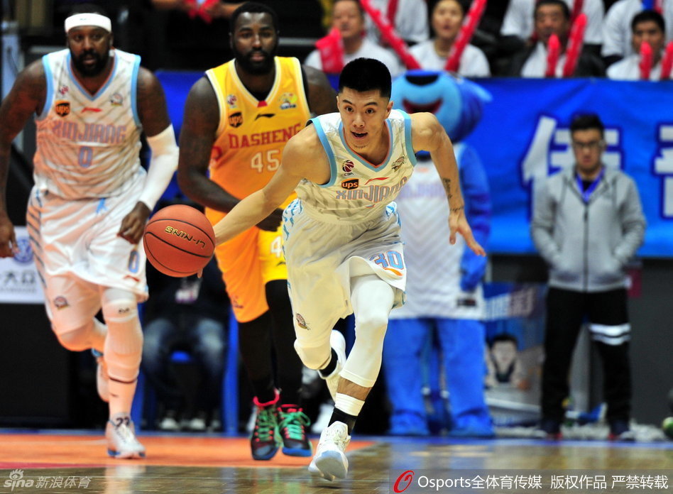 亚当斯空中漫步，以一记飘逸的换手上篮点燃全场