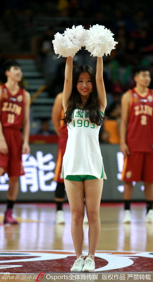 三名啦啦队员动作整齐划一，她们身着闪亮的露脐演出服，随着音乐的律动扭动腰肢，展现出力量与柔美并存的舞姿。