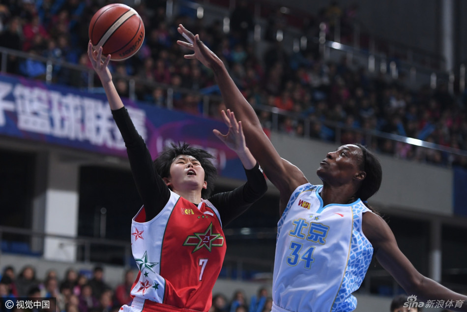 首钢与八一的战士们眼神坚毅，在篮下展开针尖对麦芒的肌肉碰撞，空气中都弥漫着互不相让的火药味。