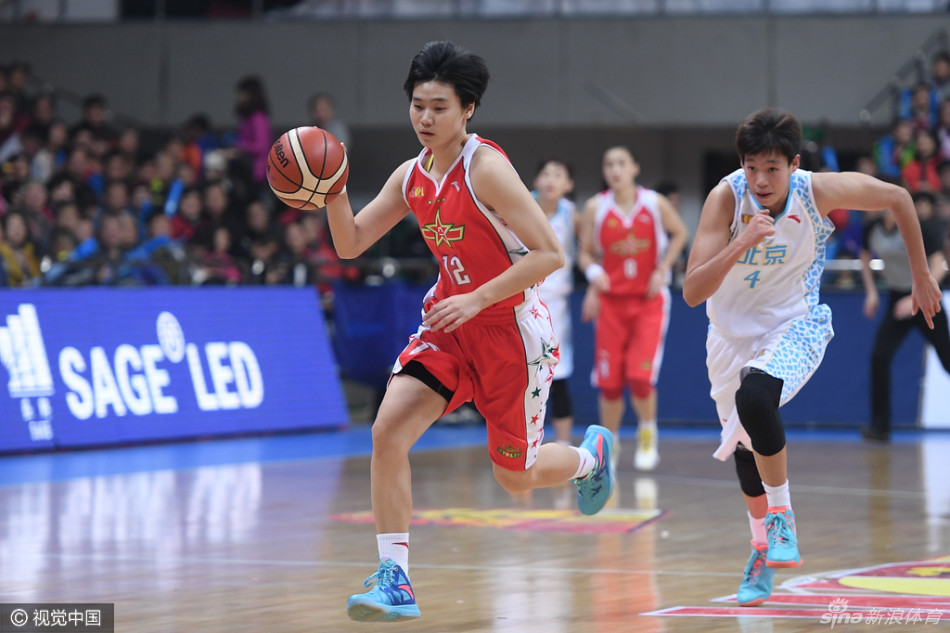 面对对手的强势上篮，北京首钢球员高高跃起，用顽强的防守筑起禁飞区，彰显卫冕冠军的决心。