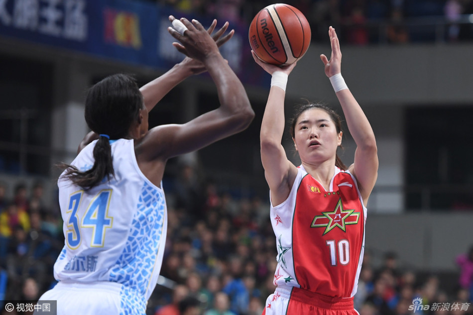 八一队球员犹如铁血卫士，张开双臂，用顽强的防守脚步死死缠住对手，诠释着军旅篮球的不屈之魂。