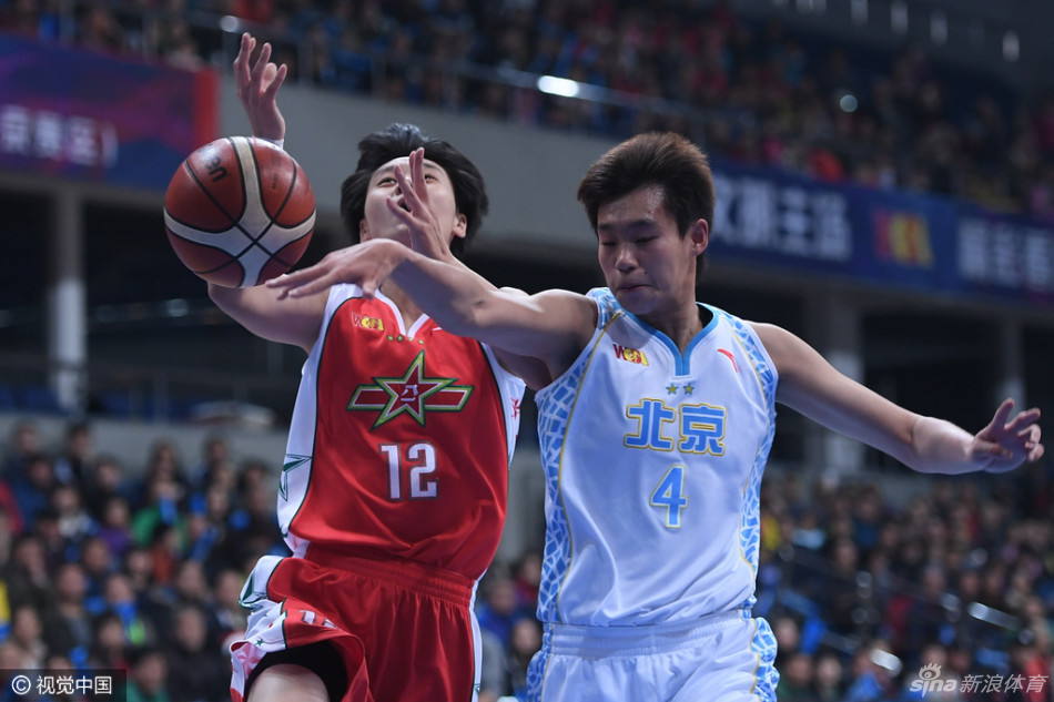 篮球划过空中，画出完美抛物线，在这投射瞬间，全场目光都凝固在篮筐之上，等待着命运的宣判。