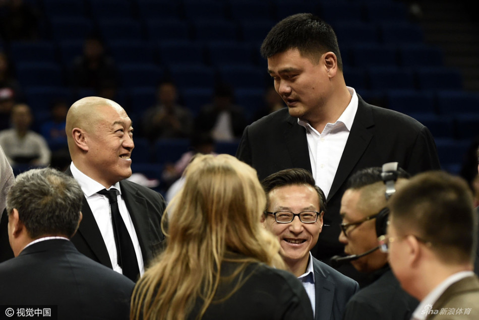 赛后，张兆旭与特意前来观赛的弗雷戴特在场地中央合影留念，两大内线与外线核心的并肩，让人们对上海队的未来充满遐想。