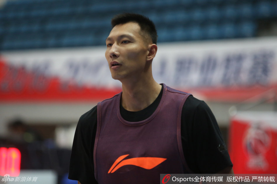 布泽尔认真地进行着伸展运动，这位NBA老将用一丝不苟的赛前准备，向年轻球员展示着职业赛场的长青秘诀。