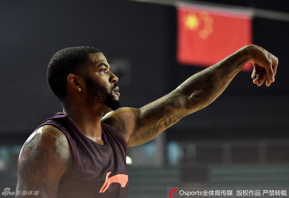 鹰王约什史密斯在三分线外果断开火，篮球划过成都夜空，这是他CBA生涯的第一次出手尝试。