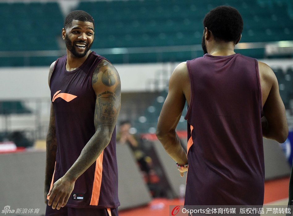 暂停时分，约什史密斯与队友刘炜头碰头开心交谈，脸上的笑容预示着新团队正在加速磨合。
