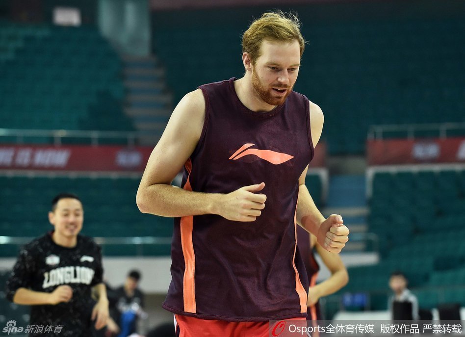 大外援库克在训练间隙加练投篮，神情专注。他深知自己需要在内线提供更强硬的防守，面对舆论压力，他用汗水回应质疑。