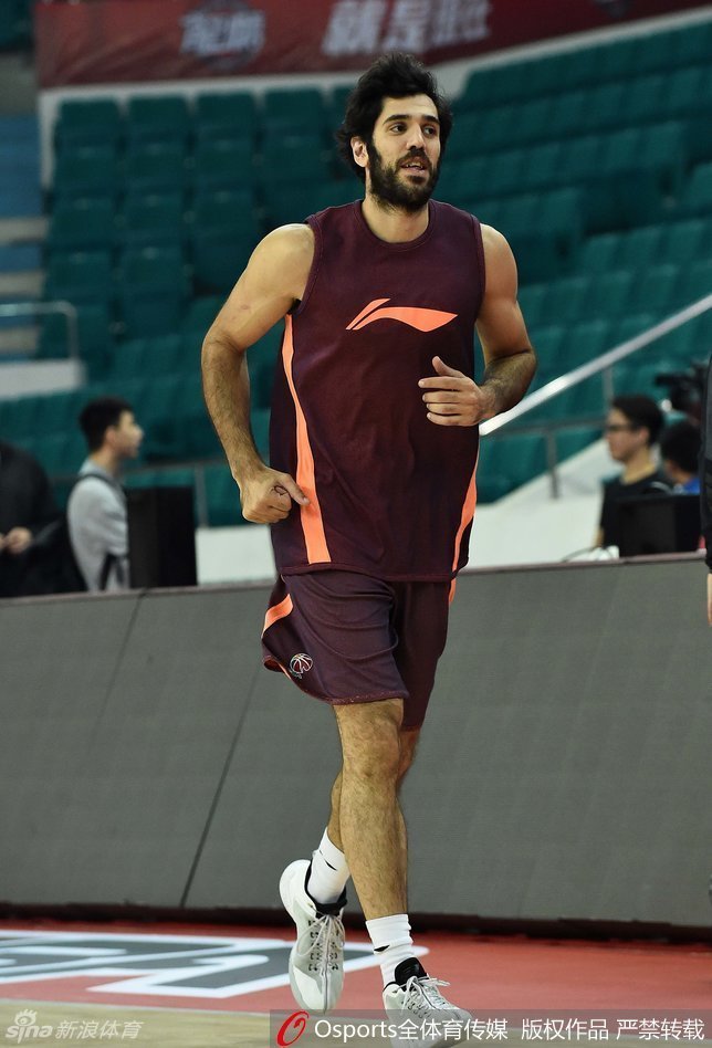 状元秀郭凯在训练中稳健运球，作为北大才子，他正努力适应职业联赛的强度，在防守端下足功夫。