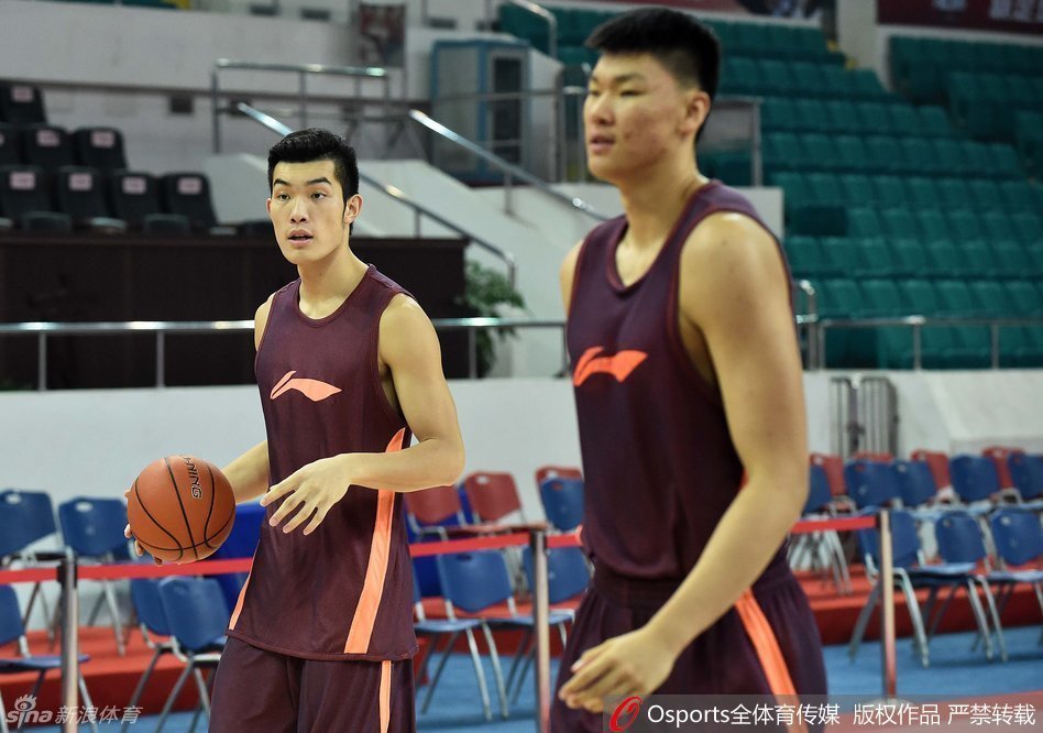 张帆在训练结束后加练折返跑，并与队友认真交流战术跑位，作为角色球员，他时刻准备着为球队贡献力量。