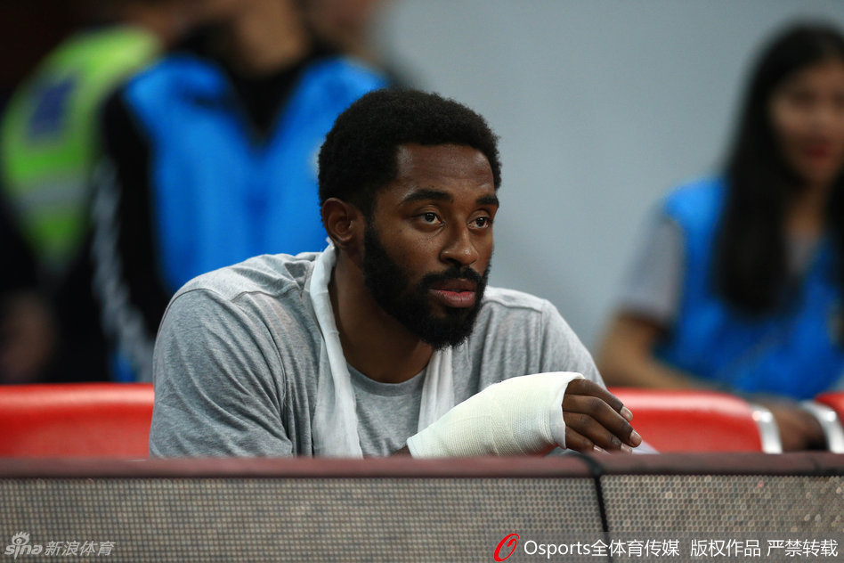 面对高强度对抗，约什·史密斯表情专注地持球进攻，努力在CBA赛场证明自己。