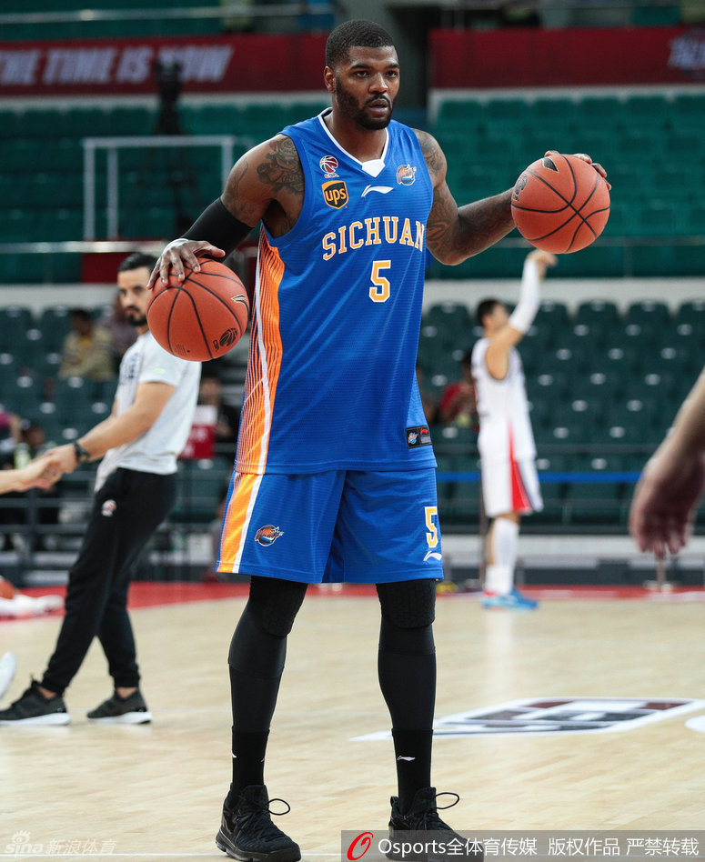 体能透支的约什·史密斯在加时赛中腿部抽筋，躺在地板上接受队医紧急治疗。