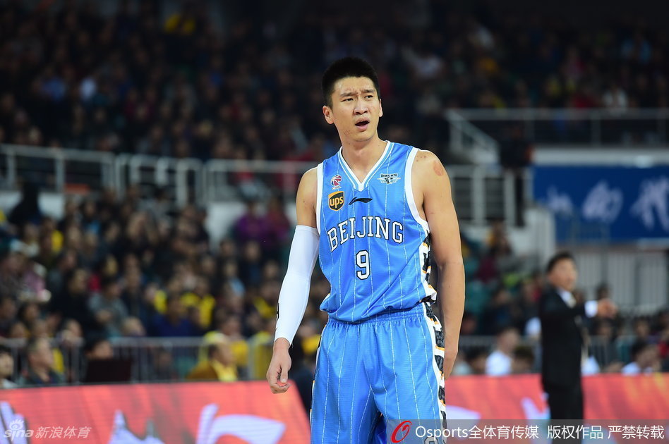 快攻中的翟晓川腾空而起，双手大力灌篮，整个人的身体在篮筐上悬挂，这一扣展现了中国飞人的劲爆身体素质。