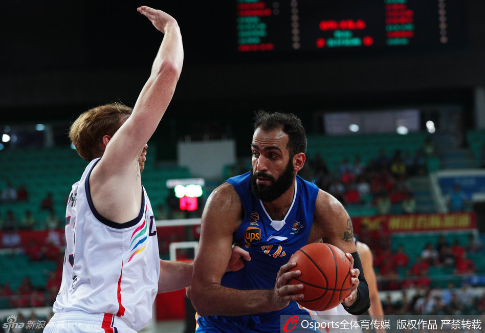 老将刘炜冷静持球，运筹帷幄，用经验引领球队的每一次进攻