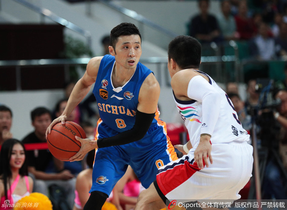 刘炜娴熟地运球推进，目光如炬寻找着队友的跑位，老将风范尽显无疑