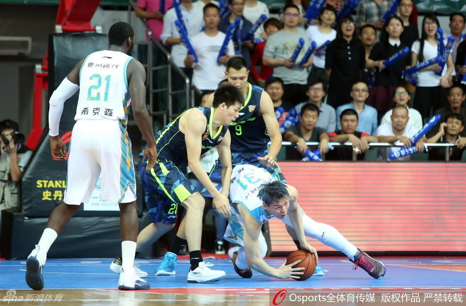 迷之微笑，易建联在布泽尔与斯隆的环绕下，流露出属于核心的从容与霸气。