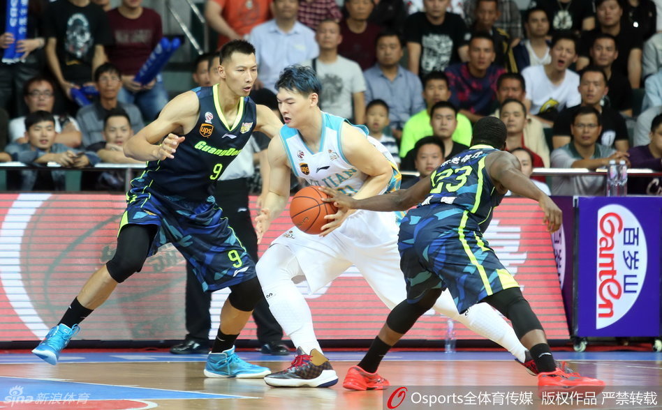 周鹏奋力溜底线，如同尖刀一般撕开防线，眼神死死盯着篮球的轨迹。