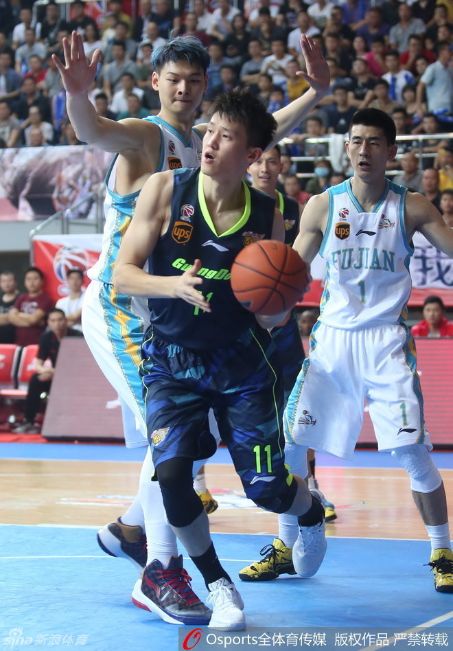 内线挤位瞬间，肌肉的碰撞与力量的博弈，王哲林寸土不让地顶防易建联的背身单打。