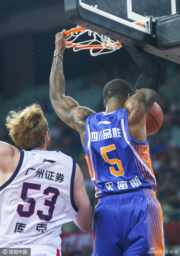 约什·史密斯霸气侧漏，高高跃起准备完成一记雷霆万钧的双手暴扣