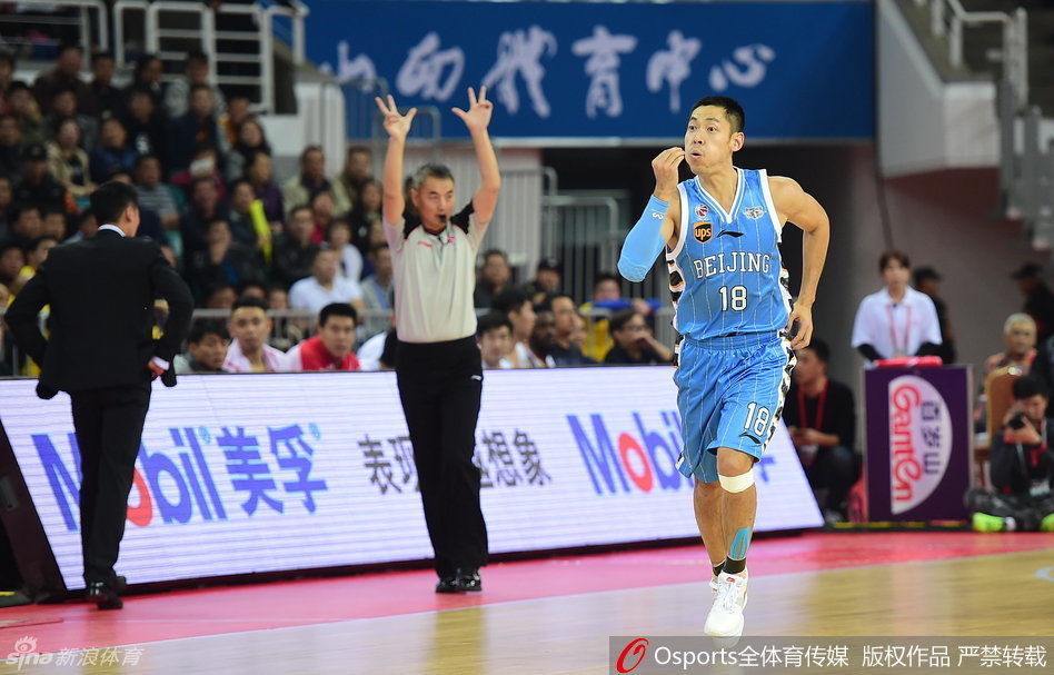 方硕持球强行突破，面对山西队的合围，他的眼神坚毅，这一刻他是北京队未来的希望，也是此刻最冷静的杀手。