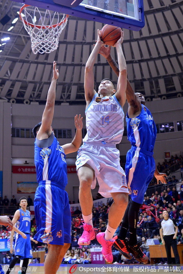 赛场时刻，新疆队三员大将目光专注地望向场内，他们身后的记分牌闪烁着焦灼的数字，空气中弥漫着大战来临前的紧张与凝重。