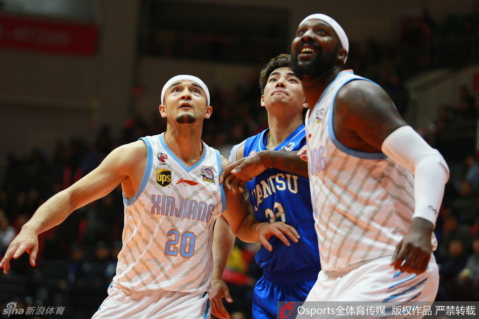 尽管布拉切因伤离场，但队友之间的情谊不减，队友们小心翼翼地搀扶着受伤的布拉切走向休息室，这一刻，胜负已暂时被抛诸脑后。