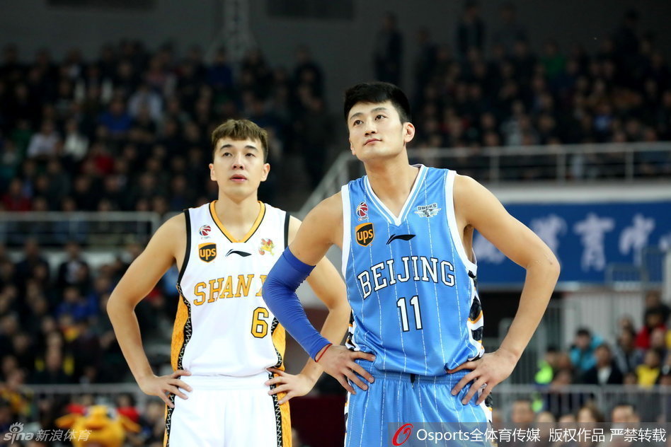 罗智飞身救球整个人栽进摄影席，底线记者人仰马翻，这张照片定格的正是当时火药味十足的拼抢瞬间。