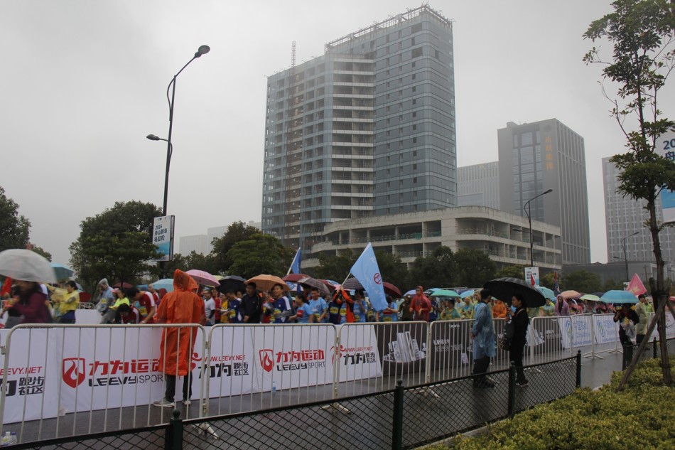 2016舟山半马鸣枪开跑，新浪直击雨战赛况 。