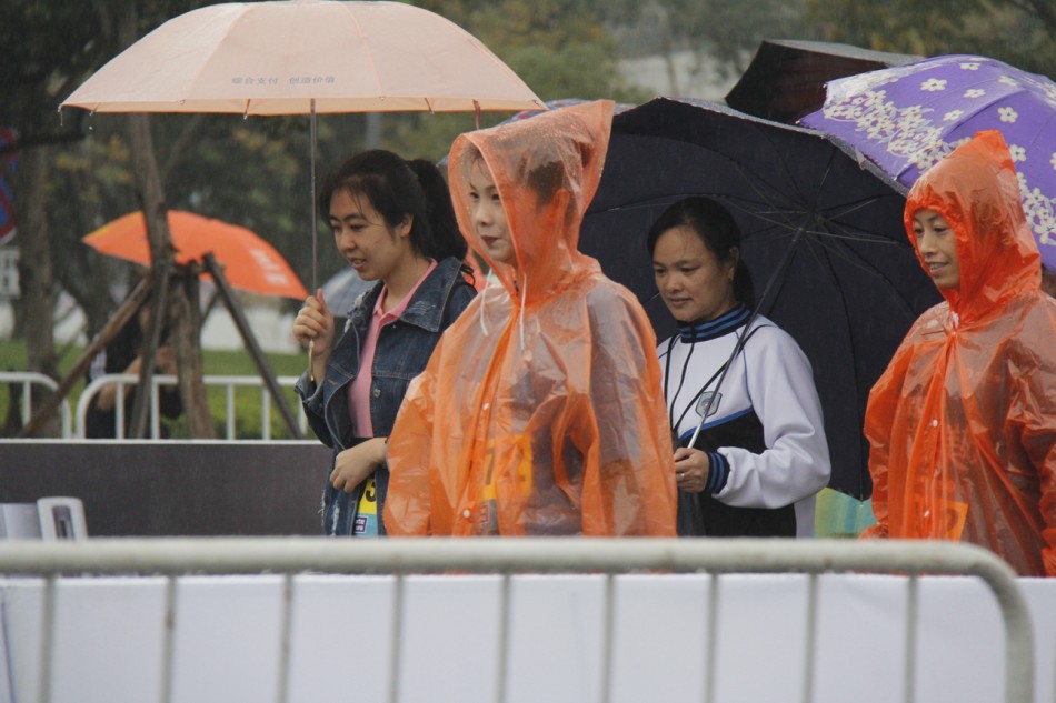 2016舟山半马鸣枪开跑，新浪直击雨战赛况 。