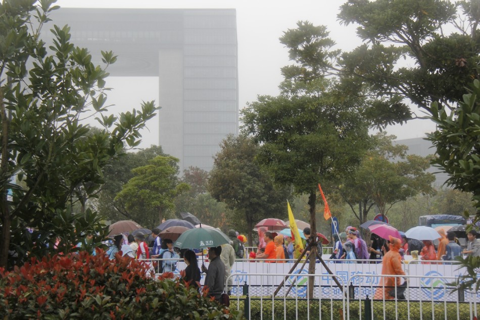 2016舟山半马鸣枪开跑，新浪直击雨战赛况 。