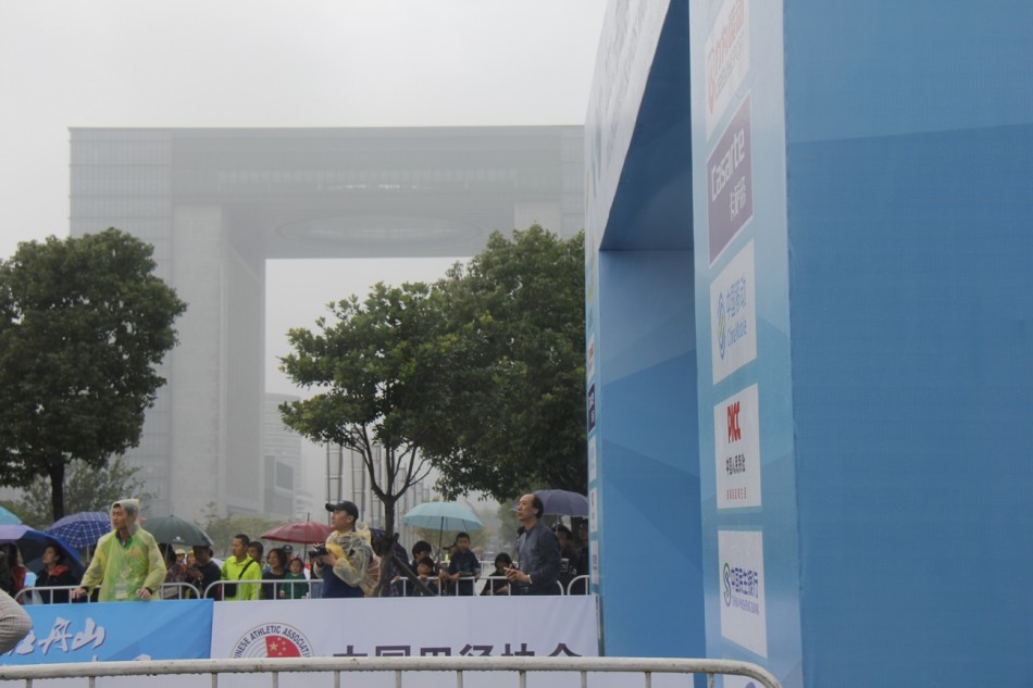 2016舟山半马鸣枪开跑，新浪直击雨战赛况 。